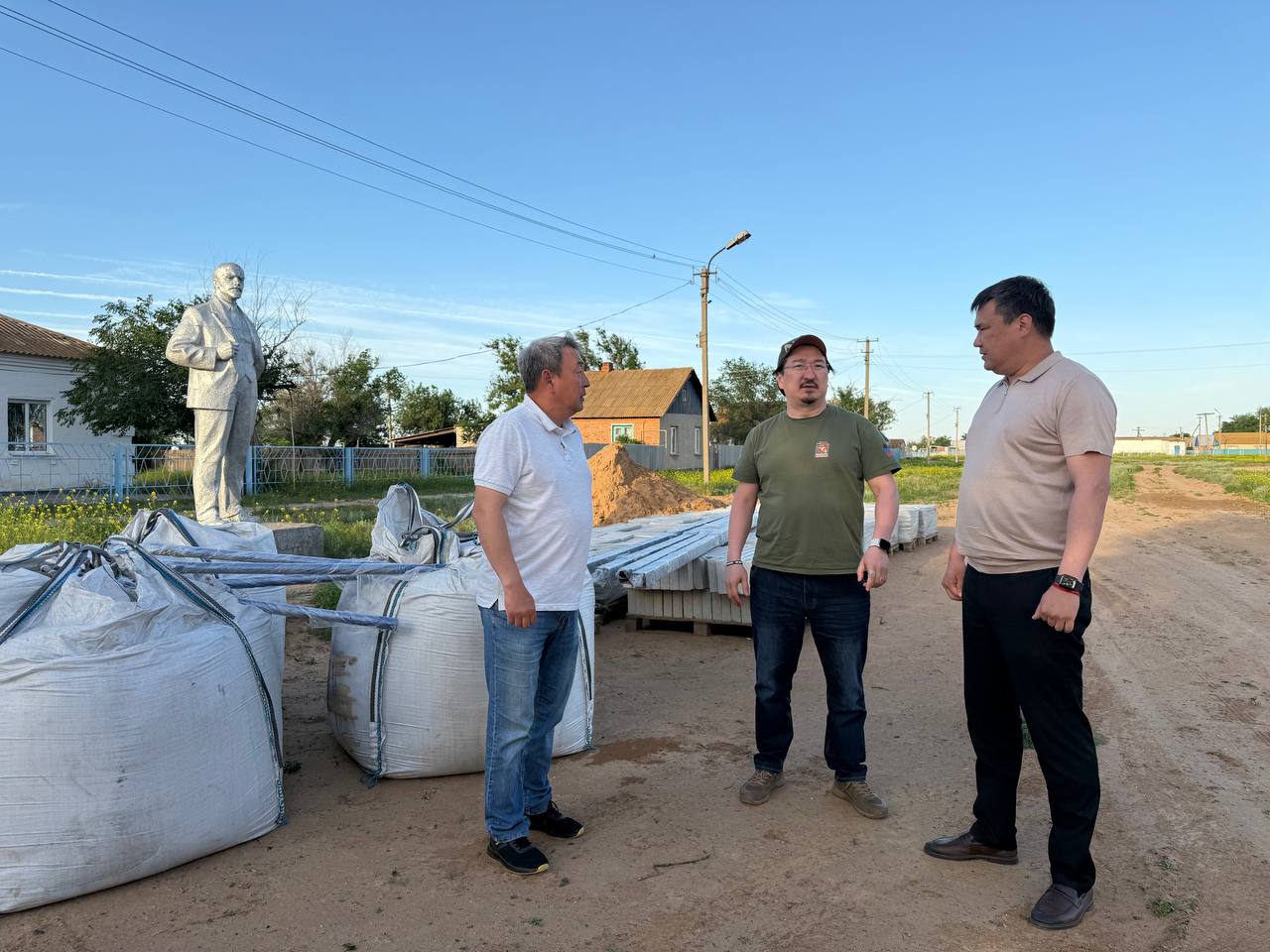 В Калмыкии в селе Утта строят детскую площадку В селе Утта Яшкульского района возводят новую детскую площадку. Проект реализуется за счет средств местных жителей, общественного движения «Друзья Медицины Донбасса» и активистов «Единой России». Без привлечения государственных средств, жители села своими силами выбрали место, спроектировали объект и вкладывают средства в его строительство. «Это не просто горки и качели — здесь родятся детские мечты и смех, который станет символом заботы и единства», — подчеркнул депутат Госдумы Бадма Башанкаев. Фото: Бадма Башанкаев Быть в курсе Прислать новость