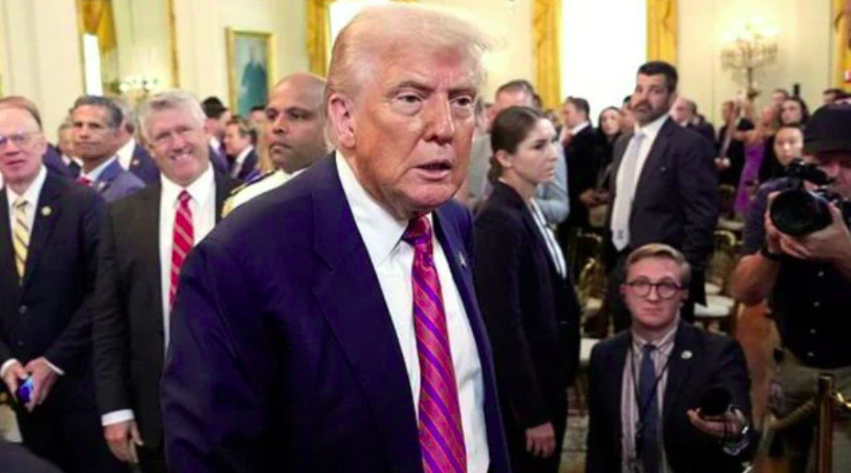 Трамп посчитал, что БРИКС теряет свое влияние  Президент США Дональд Трамп заявил, что объединение БРИКС, по его мнению, "стремительно теряет влияние" и больше не представляет угрозы для доллара.  На пресс-конференции в Белом доме, приуроченной к подписанию закона GENIUS о стейблкоинах, он заявил, что страны блока "хотели вытеснить доллар, но эта угроза уже в прошлом".    По словам Трампа, решающим моментом стали его прежние заявления о возможном введении пошлин против участников БРИКС. "Как только я показал им, что к чему, всё это рассосалось", — похвастался американский лидер. Тем не менее, он добавил: "если БРИКС попробует собрать что-то серьезное, США покончат с этим очень быстро".    Бравурная риторика Трампа — очередной сигнал, что Вашингтон внимательно следит за попытками альтернативных блоков переформатировать мировую финансовую систему. Даже если на публике это всё обесценивают и называют "маленькой группой".  Осташко! Важное   подпишись