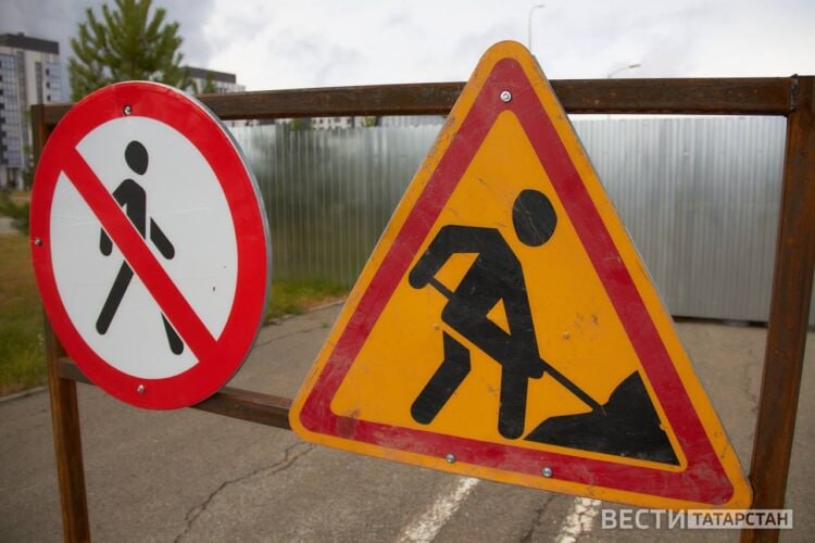 В Казани ограничат движение транспорта из-за крестного хода  Завтра, 21 июля, в центре Казани временно закроют движение транспорта в связи с крестным ходом по случаю Дня явления Казанской иконы Божией Матери. Праздник начнется в 7:30 утра с молебна в Благовещенском соборе, после чего верующие пройдут традиционным маршрутом вокруг Казанского Кремля.  С 20:00 20 июля до 9:30 21 июля будет перекрыта проезжая часть по улице Миславского на участке от улицы Карла Маркса до улицы Большая Красная. С 7:00 21 июля также ограничат движение и парковку на нескольких участках, включая улицы Кремлевская, Профсоюзная, Баумана и Батурина.  По мере прохождения крестного хода движение по перекрытым участкам будет восстанавливаться. Кроме того, изменятся маршруты автобусов №22, 28, 28а и 89. Автобусы будут следовать по альтернативным маршрутам, чтобы избежать заторов.  Пресс-служба мэрии Казани призывает водителей учитывать изменения и планировать свои поездки заранее.  Подписаться   Сообщить новость