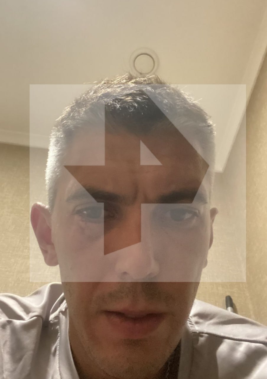 Судью на отборочном этапе Кубка России 3х3 избила семья баскетболистов после поражения на турнире в Сочи Пострадавший Никита Скавинский рассказал РЕН ТВ об инциденте Отец и мать двух участников одной из команд недовольные решением судьи спровоцировали конфликт Со слов арбитра его опрокинули на землю и начали избивать Как стало известно из видеоматериалов с места происшествия в потасовке приняло участие значительное количество людей Однако конкретный момент причинения телесных увечий на камеру зафиксирован не был Также не получилось идентифицировать лицо человека который избивал Скавинского Арбитр рассказал РЕН ТВ что после случившегося никаких личных извинений и раскаяний он не получил Единственное от отца семьи ему пришло сообщение со словами Получилась неловкая ситуация извиняюсь Больше никакой инициативы со стороны обидчиков не поступало заявил Никита У тренера зафиксированы сотрясение мозга ушибы и перелом костей носа Он обратился с заявлением в полицию В настоящее время материалы направлены в надзорное ведомство РЕН ТВ в Telegram в MAX