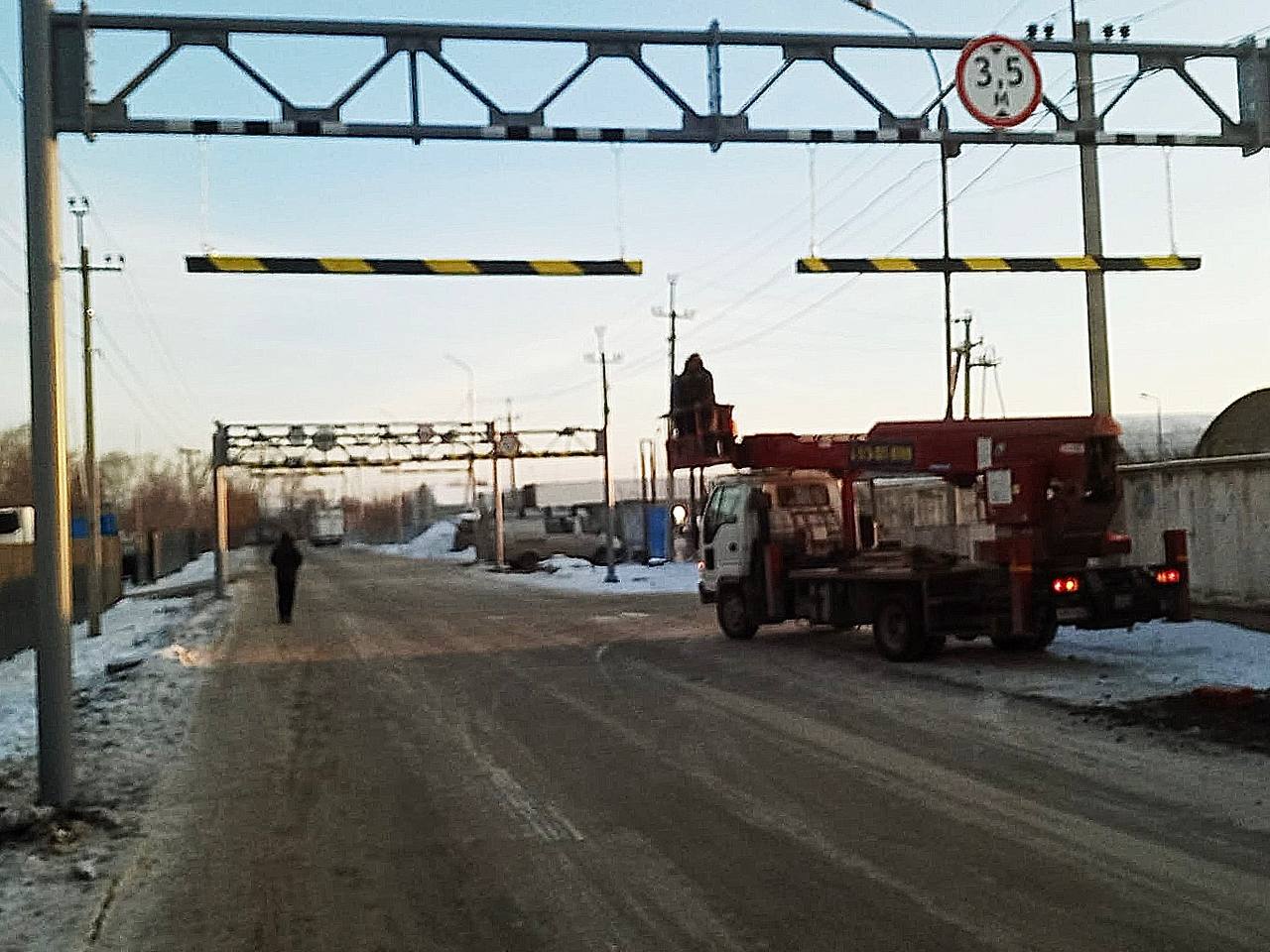 Продолжаем борьбу с проездом большегрузов в Хилокском микрорайоне.  Вместо одного снесённого габаритного ограничителя установили сразу три. Теперь незаконный проезд большегрузов будет невозможен.  Напоминаю, проезд фур возле дома № 4 на улице Малыгина был запрещен ещё в сентябре после многочисленных жалоб местных жителей и для реализации дорожной карты по наведению порядка на территории Хилокского микрорайона. Однако, ограничители высоты, установленные ранее, неоднократно подвергались вандализму.  Мы и дальше будем принимать необходимые меры, чтобы защитить интересы жителей микрорайона.