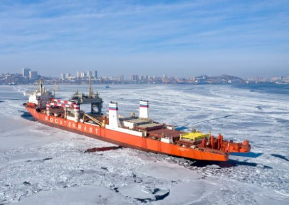 Кабмин подготовит предложения по развитию судостроения для Трансарктического коридора Правительство РФ при участии Морской коллегии РФ подготовит предложения по развитию отечественных компетенций необходимых для строительства судов различных типов для работы в акватории Трансарктического транспортного коридора Так необходимо будет представить предложения по развитию направлений судостроения связанных со строительством контейнерных и балкерных судов газовозов судов снабжения а также судов дноуглубительного и буксирного флота Кроме того поручено разработать предложения по повышению эффективности доставки грузов из Уральского Сибирского и Дальневосточного федеральных округов к пунктам маршрутов Трансарктического транспортного коридора Предлагается учитывать возможности использования речных бассейнов Оби Енисея и Лены Срок исполнения поручения 15 февраля 2026 года