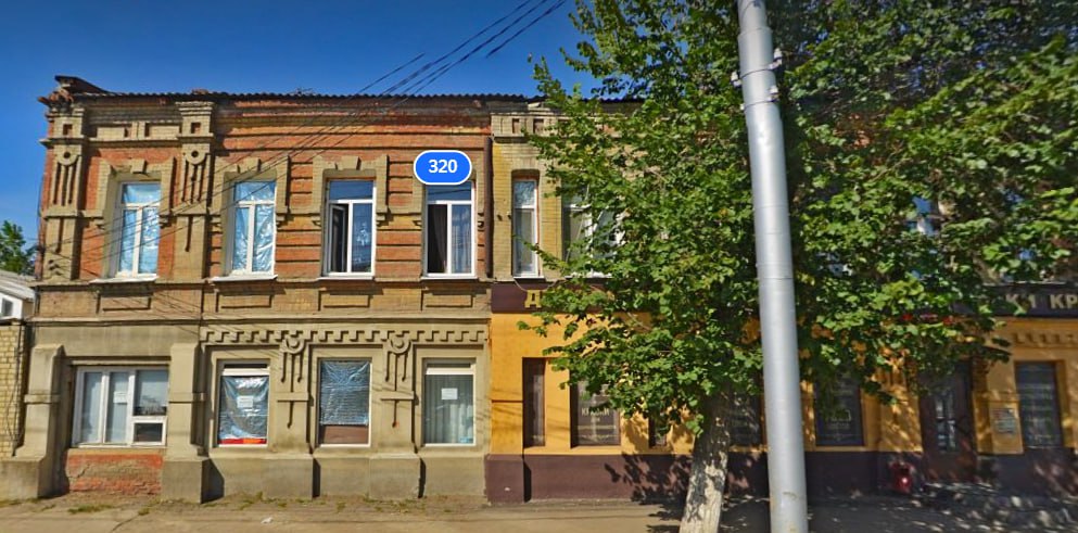В Саратове расселят и снесут аварийный дом на Соколовой по решению суда В ходе проверки прокуратура Кировского района Саратова выяснила что дом 320 по улице Соколовая признан аварийным и подлежащим сносу в 2020 году Расселить это здание было необходимо до 1 декабря 2022 года но этого не произошло до сих пор Вместе с тем основные строительные конструкции дома сильно изношены что угрожает жизни и здоровью людей По итогам проверочных мероприятий прокуратура попросила суд обязать власти Саратова провести отселение жильцов из занимаемых жилых помещений а администрацию Кировского района Саратова осуществить мероприятия по сносу многоквартирного дома Суд удовлетворил требования Яндекс Карты Все эксклюзивы kommersant64