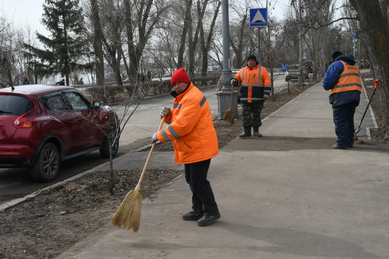 В городах Волгоградской области устроят большую уборку перед Днем Победы  До большого юбилея осталось меньше двух месяцев. К нашему региону в эти дни будет приковано большое внимание, будут и высокие гости. В ближайшие дни порядок после зимы начнут наводить не только в Волгограде, но и в других муниципалитетах нашей области, особенно в тех местах, где будут проходить мероприятия к 9 мая. Этого потребовал губернатор на утренней планерке в понедельник.   Также запланировали провести заседание Оргкомитета по подготовке и празднованию 80-летия Победы. Среди важнейших вопросов и обеспечение безопасности в регионе в праздничные дни, которые всегда оборачиваются большим скоплением людей в Волгограде.