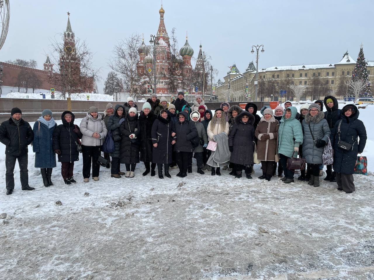 Жители и волонтеры Белгородской области побывали на концерте в Государственном Кремлевском Дворце 2 февраля 2026 года в Государственном Кремлевском Дворце состоялась концертная программа Довоюй родной приуроченная к 55 летию легендарного советского фильма Офицеры и Дню защитника Отечества В концерте выступили ведущие звёзды российской эстрады и кино народные артисты России Хибла Герзмава Ирина Купченко Лев Лещенко Александр Михайлов Алина Покровская Дмитрий Харатьян заслуженные артисты России Сергей Войтенко Екатерина Гусева Зара Денис Майданов Александр Маршал Пелагея Шаман и многие другие Наша команда участвовала в проведении мероприятия в качестве волонтеров и зрителей За такую возможность мы благодарим Бессмертный полк России по г Москве и депутата Государственной Думы РФ Никиту Румянцева который не в первый раз организовывает выезд волонтеров и жителей приграничья в Москву на мероприятия Благодаря Депутату Государственной Думы РФ Наталии Полуяновой на концерт также были приглашены участники СВО и члены их семей волонтеры женского движения Единой России жители приграничья Телеверсия выйдет в эфир Первого канала в День защитника Отечества 23 февраля Организаторами мероприятия выступили ООД Бессмертный полк России АНО Платформа Театр Правительство Москвы и Министерство обороны РФ
