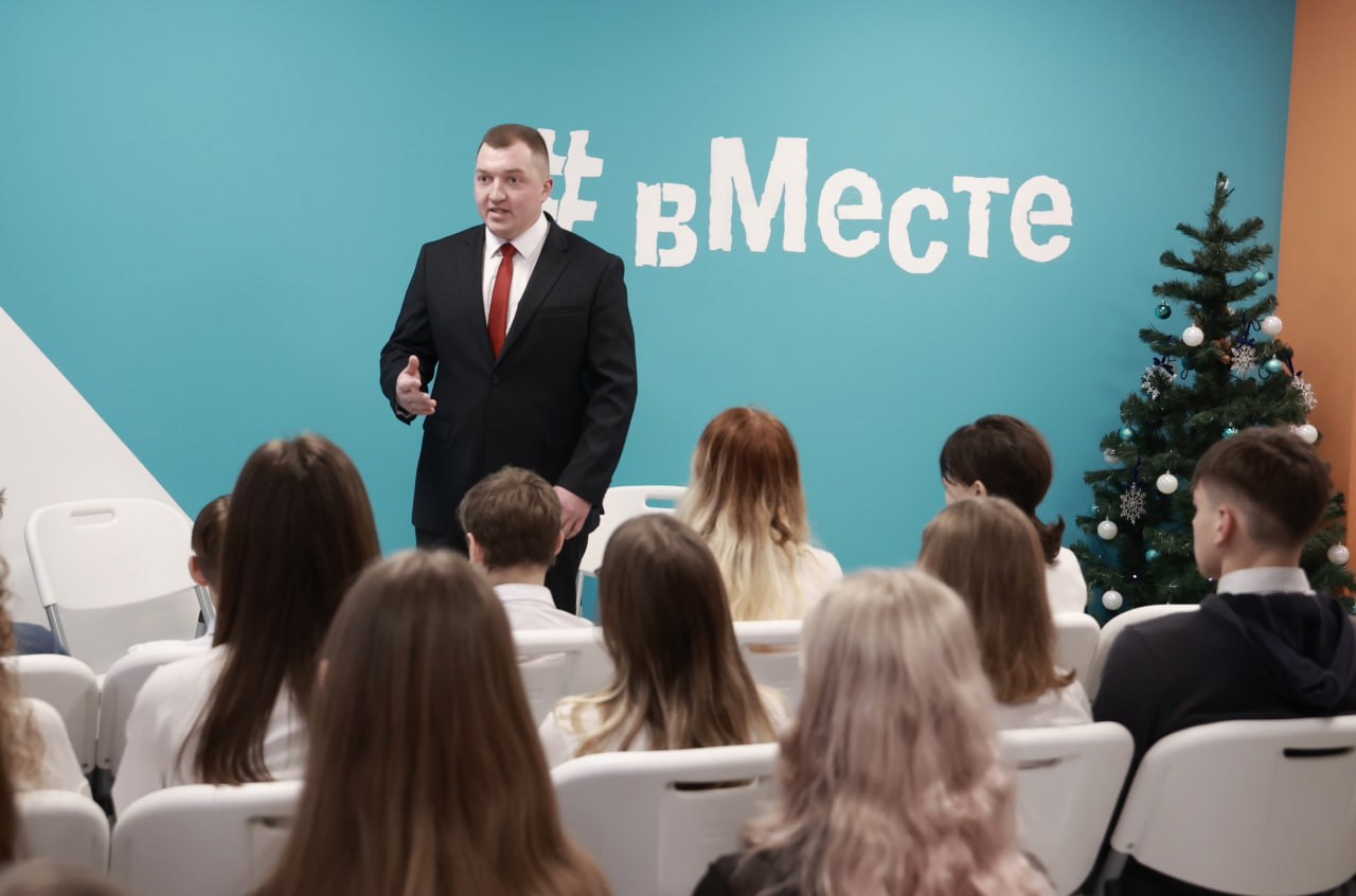 Участник СВО Владимир Анисимов стал заместителем мэра Нижнего Новгорода Он будет курировать работу по поддержке бойцов, членов их семей и патриотическому воспитанию молодежи. Глава Нижнего Новгорода Юрий Шалабаев был наставником Владимира Анисимова в президентской программе «Время героев», по которой бойцов обучают госуправлению. В начале августа 2024 года, после нескольких недель стажировки в администрации города, участник СВО стал советником мэра на общественных началах. Фото: администрация Нижнего Новгорода Подписывайтесь на «Ъ-Приволжье» Оставляйте «бусты»