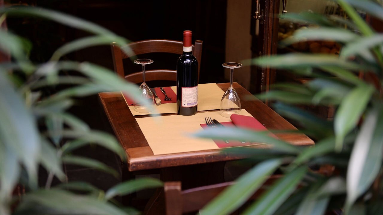 Минфин предложил выдавать ресторанам лицензию на торговлю только российскими винами она будет стоить символические 4 тысячи рублей на весь период действия в 15 лет заявил глава ФРИО Игорь Бухаров Предварительно в нее будут входить тихие и игристые отечественные вина Федерация также предлагает добавить туда и другие винодельческие продукты ФРИО не впервые предлагает такую меру поддержки для заведений и отечественных производителей вина в 2023 году аналогичное предложение поддержал Минпромторг Сейчас доля российского вина на рынке составляет 63 за год она выросла на 5 п п