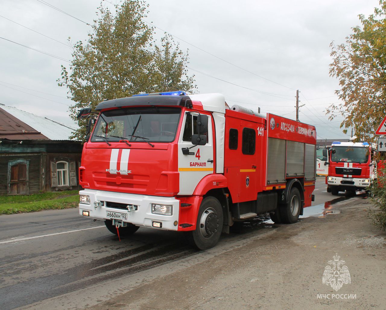 Идёт ликвидация пожара По пер. Присягина в городе Барнауле произошел пожар в частном секторе. Горит дом, огонь перешел на соседнее строение. Площадь возгорания более 100 кв. м. На месте работают силы и средства первого пожарно-спасательного отряда Барнаула, 31 человек личного состава, 7 автоцистерн. Задействовано шесть звеньев газодымозащитной службы. Для бесперебойной подачи воды проложена магистральная линия. Информация уточняется. UPD: пожар локализован на площади около 110 кв.м, работа на месте происшествия продолжается.