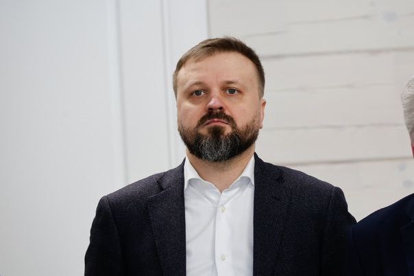 Судя по всему, Алексей Диденко не намерен продолжать свою законотворческую деятельность в качестве депутата Государственной Думы России от Томской области. И потому что ликвидирован в ходе оптимизации его избирательный округ в регионе, и потому что шансов войти в партийный список ЛДПР минимальны. С новым лидером ЛДПР Леонидом Слуцким отношения категорически не сложились. Как сообщает научная общественность, Алексей Диденко готовится к защите диссертации осенью, причём, сразу докторской. Интересно, что данных о защите кандидатской в сети нет. Есть информация 2015-го года о подготовке научной работы и тема очень интересная, что-то там про становление парламентаризма в России. Но если научная общественность права, Алексей Николаевич наметил себе путь в высшие образовательные сферы. Какие-то депутатские новости сегодня в канале. Надо рубрику заводить #Детипонедельника
