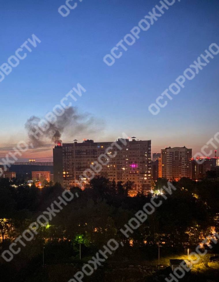 Жители Красногорска рассказали «Осторожно, новости», что взрывы прозвучали около двух часов ночи. «БПЛА в 01:57, было два взрыва. От первого проснулась , а через пару минут ударил в дом напротив», — рассказали местные.