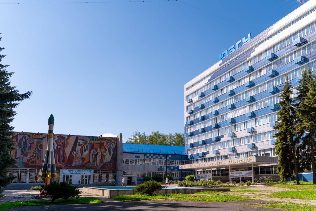 ЮЗГУ выиграл конкурс Минпромторга на создание Центра инженерных разработок Юго Западный государственный университет вошел в число десяти образовательных и научных организаций России одержавших победу в конкурсе Минпромторга РФ по созданию Центров инженерных разработок Деятельность Центра на базе ЮЗГУ будет направлена на укрепление потенциала отечественной инженерной школы и обеспечение технологического суверенитета страны в приоритетных отраслях промышленности а также на снижение импортозависимости посредством трансфера передовых решений в реальный сектор экономики Проект предусматривает финансирование в размере 232 миллионов рублей для выполнения научно исследовательских и опытно конструкторских работ по созданию критических комплектующих в области промышленной и медицинской робототехники машиностроения радиоэлектроники технологий беспилотных летательных аппаратов космического приборостроения В Центре будет создана благоприятная среда для проектной деятельности студентов и молодых ученых способствующая их профессиональному росту Реализация проекта позволит университету к 2031 году создать не менее 54 комплектов конструкторской и эксплуатационной документации под задачи промышленных предприятий Российской Федерации Отдельным направлением в рамках реализации проекта станет увеличение вычислительных мощностей инновационных хабов университета и приобретение современного оборудования