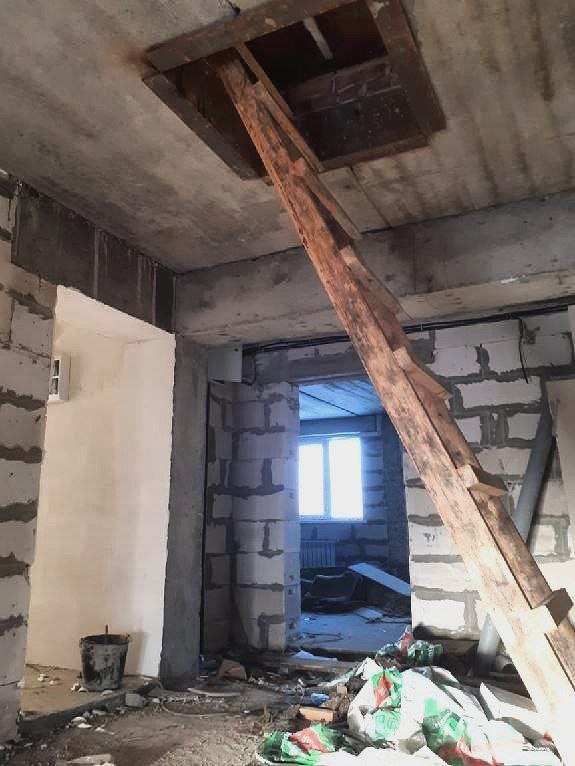 Застройщиков осудили за обман с жильём для сирот В Куйтуне осудили директора и главного инженера строительной компании за мошенничество при возведении жилья для детей-сирот. По информации источника в силовых структурах речь идет о компании «Сарамтинское», ее бывшем руководителе Сергее Павлове и главном инженере Евгении Браташе. Как установил суд, в 2017–2018 годах компания «Сарамтинское» построила в Куйтуне два многоквартирных дома по госпрограмме. Но жильё оказалось частично небезопасным — с нарушениями норм пожарной безопасности, санитарии и техрегламентов. К тому же подрядчики даже не благоустроили территорию. Тем не менее, 72 квартиры были переданы министерству имущественных отношений, а разрешение на ввод домов выдала тогдашняя глава посёлка — олимпийская чемпионка Альбина Хомич. Как выяснилось, ей дали взятку. Ущерб бюджету Иркутской области оценили в 6,5 миллиона рублей. Суд приговорил Сергея Павлова и Евгения Браташа к 3 годам колонии общего режима и штрафу по 300 тысяч рублей каждому. Свою вину они не признали.