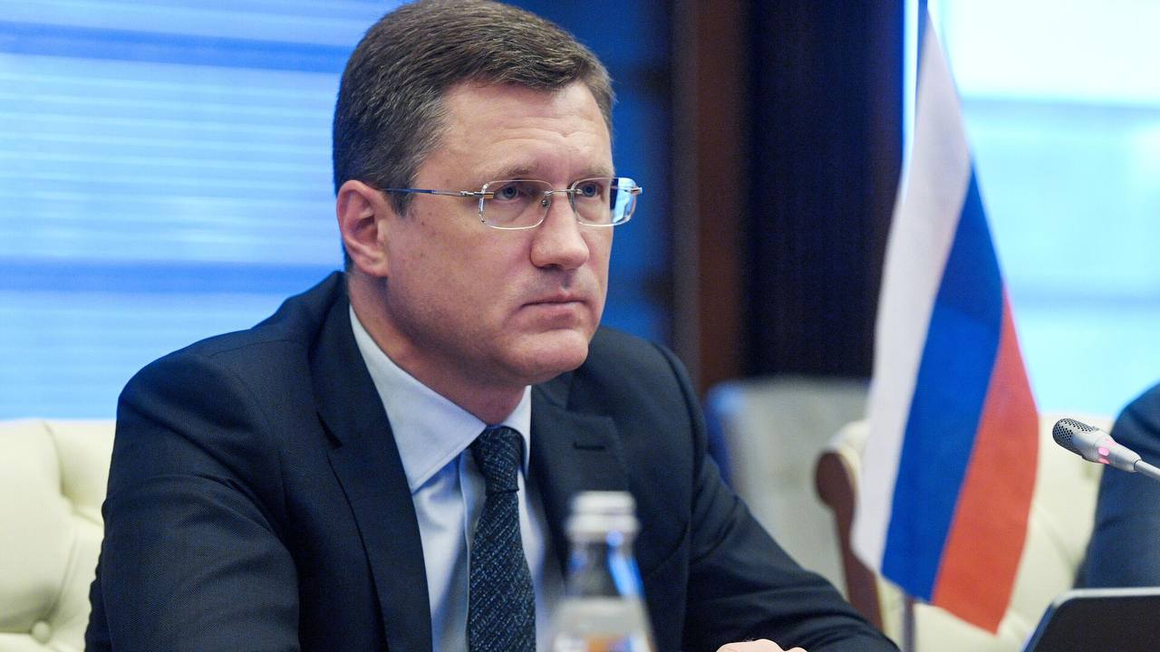 Новак: сотрудничество России и Нигерии в рамках ОПЕК+ стабилизирует рынок нефти Вице-премьер РФ Александр Новак заявил, что совместная работа России и Нигерии в рамках ОПЕК+ играют ключевую роль в обеспечении стабильности и предсказуемости на мировом рынке нефти. «Наша совместная работа в рамках ОПЕК+ вносит решающий вклад в обеспечение стабильности и предсказуемости мирового нефтяного рынка. Принимаемые решения основаны на реальных показателях и тенденциях рынка и направлены на его балансировку в условиях экономических вызовов», — отметил Новак. Коллективные действия в рамках ОПЕК и ОПЕК+ «отвечают долгосрочным национальным интересам и способствуют укреплению экономик наших стран». Вице-премьер подчеркнул важность сотрудничества с Абуджей: «В России ценят дружественный характер российско-нигерийских отношений». Главные темы переговоров: Нефтегазовая отрасль от геологоразведки до разработки месторождений Энергетика кооперация в совместных проектах Промышленное оборудование поставки и технологическое сотрудничество Финансово-банковская сфера поддержка инвестиционных инициатив . Особое внимание было уделено взаимодействию в рамках Форума стран — экспортеров газа ФСЭГ и координации усилий по линии ОПЕК+. Африканская инициатива Подписаться