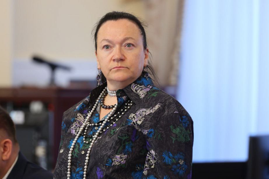 Демешин все же уволил главу Минстроя Хабаровского края Анастасию Зотееву. Сроки строительства дамбы вышли, а сдачи в эксплуатацию так и не случилось. 9 апреля губернатор Хабаровского края Дмитрий Демешин собрал заседание правительства, где задал много неудобных вопросов о строительстве дамбы. Зимой чиновники говорили, что все работы проведут весной, когда лед растает, весной сказали – надо ждать зиму, чтобы лед встал. Демешин дал месяц, он вышел. Анастасия Зотеева пост покинула. До работы в правительстве края: С февраля 2019 года работала генеральным директором и председателем совета директоров АО "Аккую нуклеар" проект первой атомной электростанции в Турции . До этого в августе 2012 года присоединилась к команде АО "Русатом Энерго Интернешнл" в должности исполнительного вице-президента – директора по развитию бизнеса и продажам компании, с 2016 года была генеральным директором АО "РЭИН". Фото: Правительство Хабаровского края