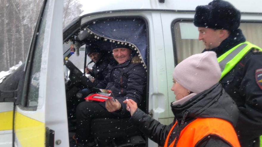 Более 1700 водителей приняли участие в профилактических акциях железнодорожников Кузбасса на тему безопасности на переездах   Железнодорожники Кемеровской области в октябре напомнили правила проезда через пути более 1700 водителям в рамках проведения профилактических акций «Внимание, переезд!».  Во время мероприятий на переездах, которые проходят совместно с Госавтоинспекцией, автомобилистам рассказали о причинах ДТП, напомнили правила проезда и объяснили, что делать, если машина по техническим причинам остановилась на путях.  Кроме того, работники магистрали провели встречи на тему безопасного движения с водительским составом 9 автотранспортных предприятий региона и учениками 13 автошкол.