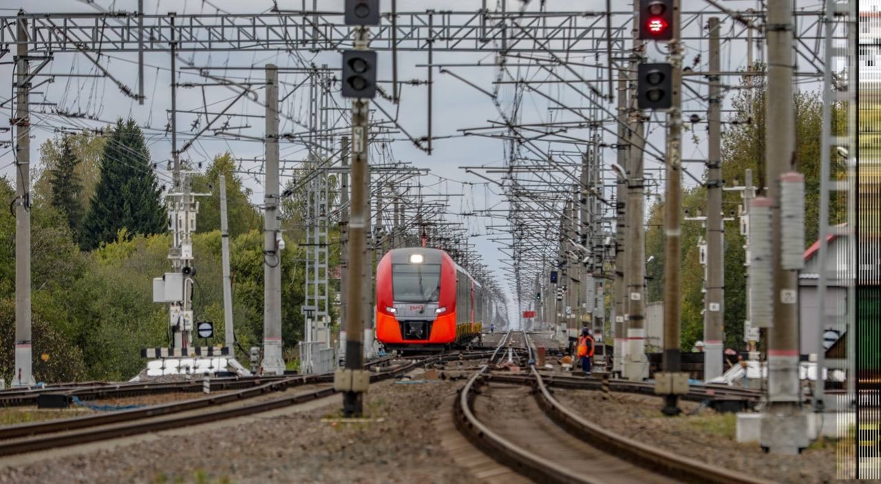 Между Москвой и Петербургом запустили студенческую «Ласточку»  Вагоны электричек оформили в честь 215-летия Петербургского государственного университета путей сообщения Императора Александра I  ПГУПС .