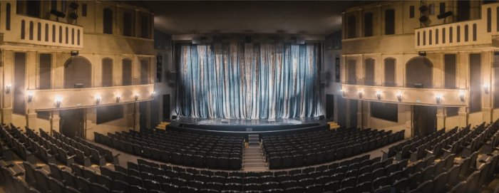 Пермский Театр-Театр закрывают на ремонт 19 августа, после завершения театрального сезона, основное здание Театра-Театра закроется на ремонт. Информация об этом появилась на сайте учреждения культуры. Ремонтные работы затронут большой зал и фойе. «Сцена-Молот» и Театр-Тятрик будут работать в штатном режиме. Во время ремонта спектакли Театра-Театра будут представлены на других площадках, таких как Большой зал филармонии, ДК им. Солдатова и Дом Молодежи. «В летней афише ТТ есть мюзиклы, драмы, премьеры, гастроли, концерты, экскурсии по закулисью – около 100 событий для вашего личного сценария прощания с большой сценой. Выбирайте повод и приходите запомнить театр таким, каким совсем скоро его можно будет увидеть только на фото и видео», – сообщает пресс-служба театра. Фото: сайт театра Поддержать донатом