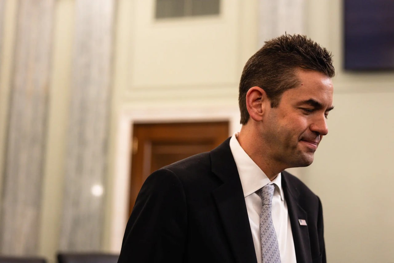 Трамп снова выдвинул кандидатуру бизнесмена Джареда Айзекмана на пост главы NASA По словам американского лидера страсть Айзекмана к космосу опыт астронавта и преданность расширению границ исследований делают его идеально подходящим для того чтобы привести NASA в новую смелую эру Это уже вторая попытка Трампа назначить Айзекмана главой космического агентства В апреле 2025 года кандидатура была одобрена комитетом Сената но после ссоры с Маском президент США отозвал ее Трамп объяснил это тем что Айзекман является чистокровным демократом Подписаться Читать эксклюзив