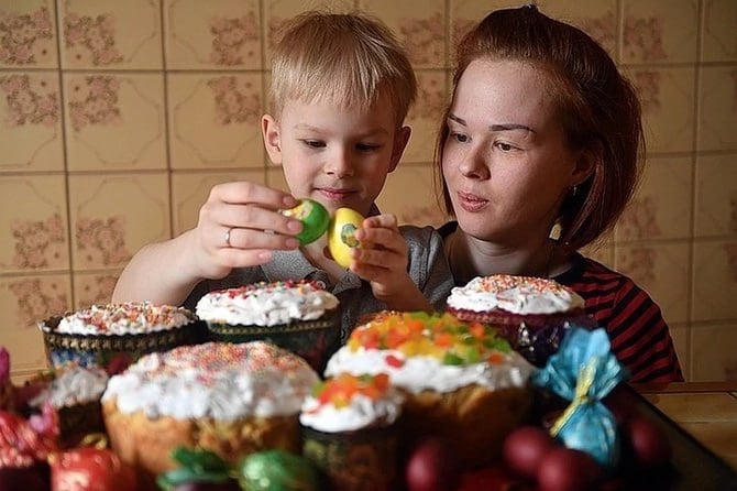 Россиянам хотят дать дополнительные выходные в честь Пасхи и дня Святой Троицы  В Госдуме считают, что для поддержки православных христиан и традиционных ценностей эти дни должны быть официальными праздниками. А выходной надо перенести на следующий после них день. Депутаты подчеркивают, что помимо 7 января, когда россияне отмечают Рождество Христово, в ряде субъектов РФ уже введены выходные и для того, чтобы отмечать другие религиозные даты. Так, в четырёх субъектах отмечают только мусульманские праздники, ещё в четырёх — православную Радоницу.   В 2025 году православные христиане будут праздновать Пасху — Светлое Христово Воскресение — 20 апреля . Это — переходящий праздник, поэтому его дата каждый год меняется. А Троицу отмечают на 50-й день после Пасхи.  Как вам идея?  /