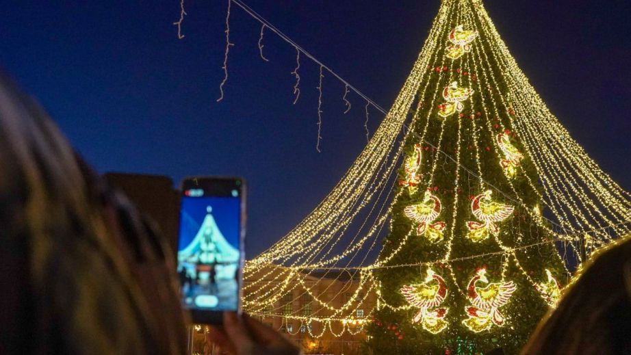 Главная новогодняя ёлка Хабаровска на площади имени Ленина зажжёт свои огни сегодня в первый день зимы Торжественная церемония запуска иллюминации на 18 метровой красавице начнётся в 18 00 Как сообщается в телеграм канале правительства края жителей и гостей города также ждёт выступление студии народного творчества Елань и традиционные хороводы вокруг ёлки   Телеканал Хабаровск в Telegram и MAX