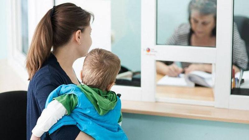 Матпомощь одиноким родителям: в Узбекистане компенсируют расходы на детсад  С 1 сентября 2025 года одинокие работающие мамы и папы в Узбекистане смогут получить субсидию до 1,5 БРВ  то есть до 618 тысяч сумов  на оплату детского сада для ребёнка до 3 лет.  Обратиться за компенсацией можно будет через ЦОНы или центры «Инсон». Новый порядок утверждён на уровне правительства и направлен на поддержку родителей, совмещающих воспитание детей и работу.  Говорят, государство не заменит семью, но помочь может — особенно тем, кто растит детей в одиночку.   .uz   Подписаться