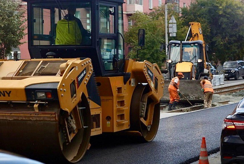 В Новосибирске на ремонт дорог и тротуаров в 2026 году выделят 2 7 млрд рублей Предварительный план ремонта дорог и тротуаров в Новосибирске на 2026 год предусматривает обновление 41 объекта общей протяжённостью более 52 км Финансирование составит 2 7 млрд рублей сообщили в мэрии города В список объектов попали 11 участков дорог которые отремонтируют за счёт городских средств и 30 объектов финансируемых из областного бюджета На восстановление тротуаров выделено свыше 180 млн рублей из них 50 млн направят на создание безопасных маршрутов к школам Сейчас документы проходят утверждение готовятся конкурсные процедуры Контракты планируют заключить до конца марта 2026 года Работы охватят все основные магистрали и тротуары требующие обновления чтобы повысить безопасность и комфорт горожан Сиб фм Подписаться на канал