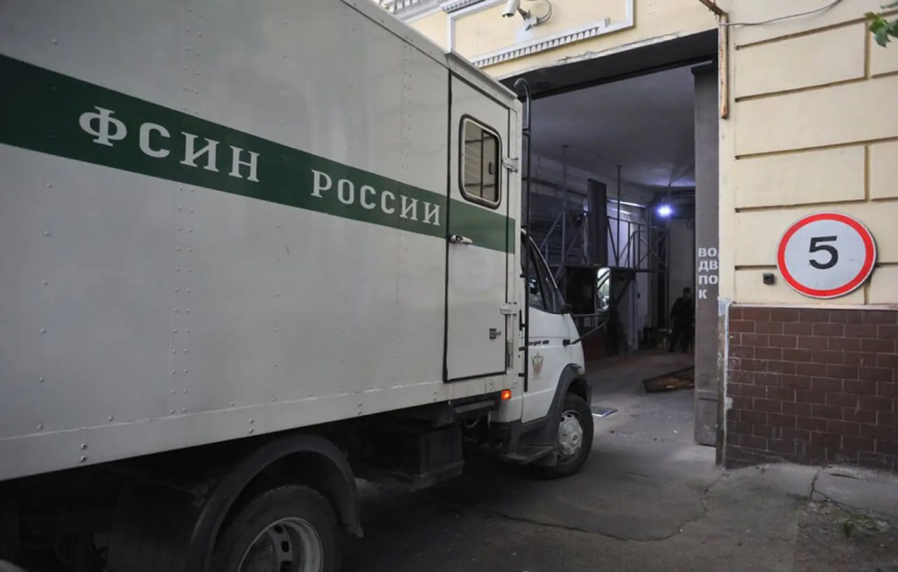 Полковник ФСИН в отставке Василий Макиенко обсудил с «Ридусом» перспективы проекта патриотического воспитания подростков, содержащихся под стражей, который продвигает министерство юстиции России.  Макиенко отметил, что если подростка направили в СИЗО, то «там совсем всё плохо», и надеяться на то, что усиление патриотического воспитания поспособствует массовому исправлению несовершеннолетних под стражей, не стоит. Но тем не менее полковник в отставке счёл его полезным.