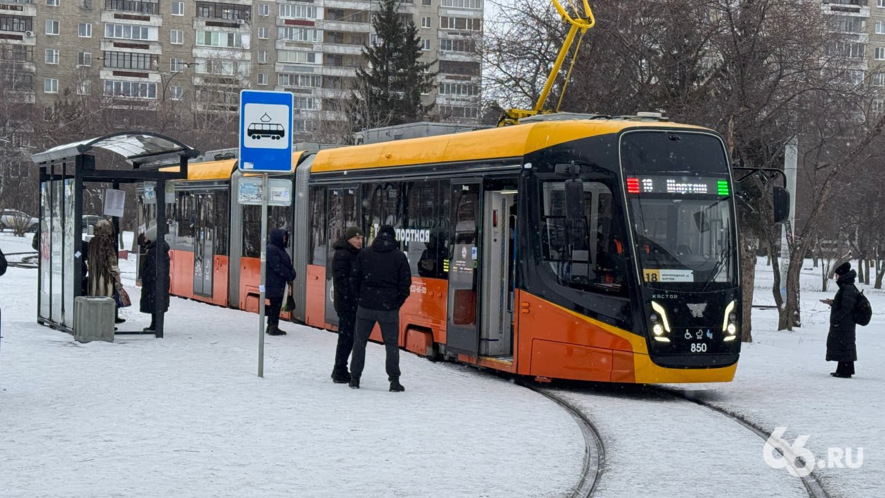 Два миллиарда рублей получит Екатеринбург из бюджета области на общественный транспорт    Деньги пойдут на софинансирование брутто-контрактов, их заключили с перевозчиками. Область оплатит максимум 50% от необходимой суммы. Вторую половину будет платить сам Екатеринбург.   Переход на брутто-контракты позволит повысить качество работы транспорта, считают в областном минтрансе. Перевозчики начнут работать по новой системе с 1 февраля.    Новости из Екатеринбурга