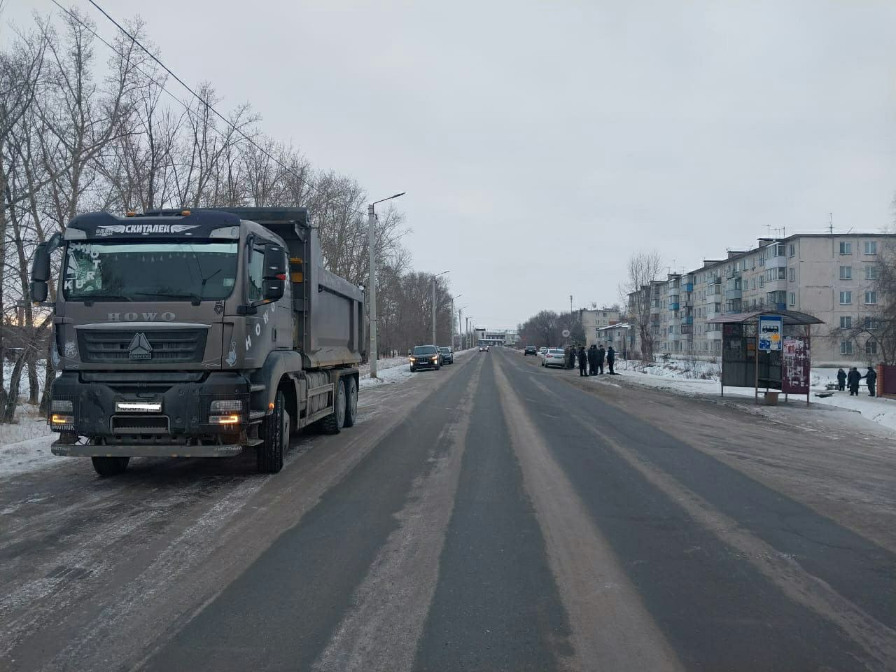 В Коченевском районе произошло смертельное дорожно-транспортное происшествие   В результате автоаварии погиб пешеход.   По предварительной информации, 19.12.2024 около 11 часов 20 минут на территории с Прокудское Коченевского района в с. Прокудское водитель 1979 года рождения, управляя грузовым автомобилем Хово, двигаясь по ул.Строительная со стороны ул.Есенина, на нерегулируемом перекрестке при повороте налево на ул.Сватухина совершил наезд на пешехода, который пересекал проезжую часть. В результате происшествия пешеход-мужчина 1947 год рождения скончался на месте происшествия.  На месте ДТП работают сотрудники Госавтоинспекции и следственно-оперативная группа, обстоятельства уточняются.   Комментарий с места ДТП начальника отделения Госавтоинспекции ОМВД России по Коченёвскому району Сергея Киселева.