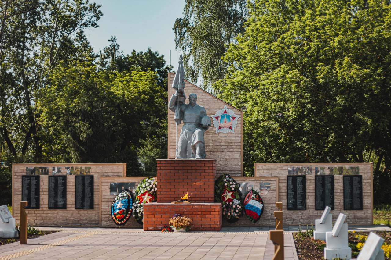 Марат Хуснуллин: В России с 2019 года благоустроено более 1170 памятных мест, посвященных Великой Отечественной войне Обновление пространств, на которых размещены памятники, военные мемориалы, Аллеи Памяти, Вечный огонь, братские могилы, проводится ежегодно в рамках федерального проекта «Формирование комфортной городской среды», который в этом году вошел в состав нацпроекта «Инфраструктура для жизни». «Благоустройство памятных мест – это один из способов выразить уважение и благодарность героям. С 2019 года было приведено в порядок более 1170 таких площадок», – сообщил вице-премьер. Среди основных работ по благоустройству – выполнение планировки территории, озеленение, установка дополнительного освещения, обустройство пешеходных зон и мест для размещения военной техники времен Великой Отечественной войны. Например, в Нижегородской области в рамках федерального проекта «Формирование комфортной городской среды» с 2019 по 2024 год было благоустроено 28 памятных общественных пространств. Среди них – памятные скверы и мемориалы с героическими символами Красной армии. В Смоленской области благоустроено 11 исторических объектов. Среди них – памятник с реактивной установкой БМ-13 «катюша», который установлен в честь первой в мире реактивной артиллерии. В Волгоградской области благоустроен памятник ВОВ «Братская могила советских воинов-танкистов, погибших в период Сталинградской битвы».