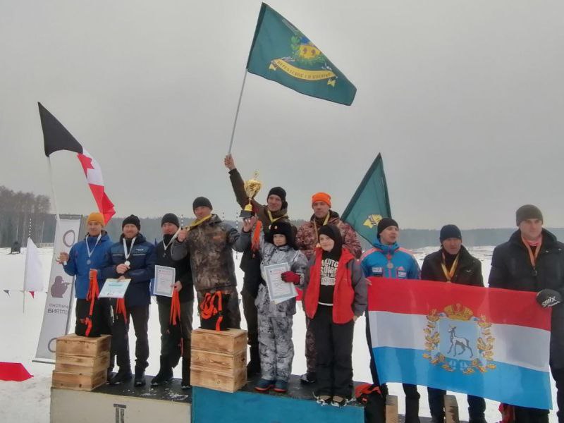 Команда костромичей победила на межрегиональном чемпионате по охотничьему биатлону  В состязаниях участвовали 33 команды из 27 регионов России, а также Белоруссии.  Турнир состоялся на базе учебного центра Военной академии РХБЗ в Песочном. В рамках состязаний участники прошли на лыжах трехкилометровую трассу, преодолели огневой рубеж. Стрельба по мишеням велась с дистанции 50 метров из гладкоствольного охотничьего ружья без применения оптики.  Команда Костромской области стала победителем командного зачета чемпионата, второе место - у команды Удмуртской республики, третье - у Самарской области. В личном зачете первое место занял Иван Милютин  Самарская область , второе - Сергей Филиппов  Костромская область , третье - Петр Шульгин  Архангельская область .   Фото: пресс-служба Администрации Костромской области