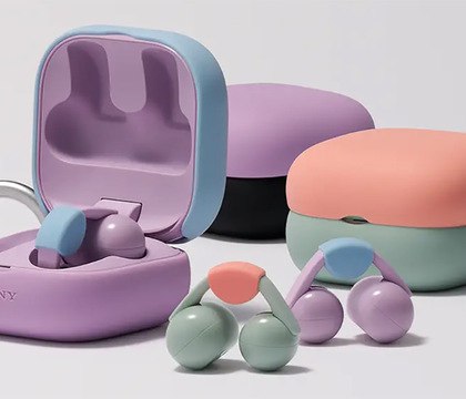 Sony представила необычные наушники LinkBuds Clip за 230 долларов Компания Sony выпустила новые беспроводные наушники LinkBuds Clip выполненные в формате вкладышей с зажимом По словам разработчиков конструкция наушников подходит для длительного ношения и позволяет контролировать окружающую обстановку Гарнитура предлагает три режима работы Standart для повседневного использования Voice Boost для шумных мест и Sound Leakage Reduction для тихой обстановки