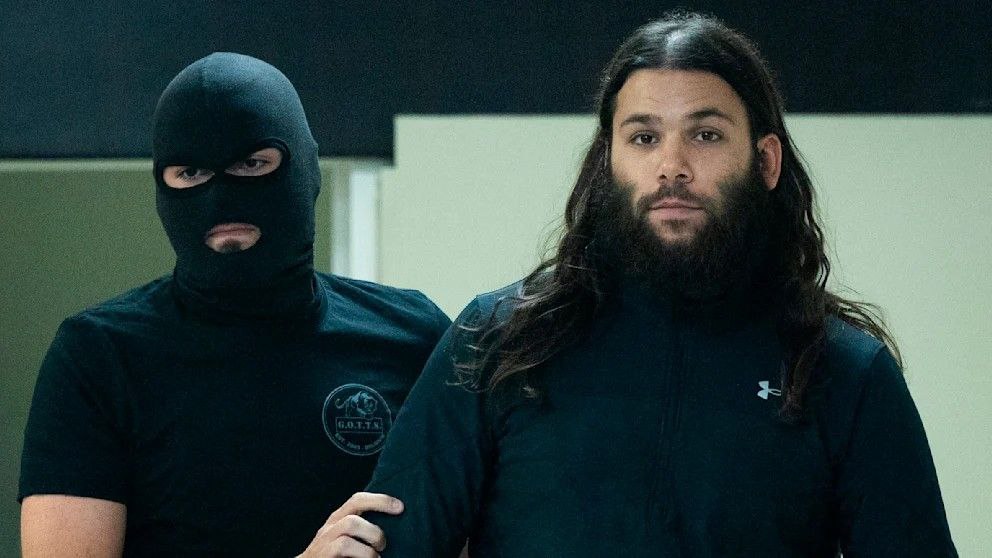В Швеции приговорили к пожизненному заключению боевика ИГИЛ — он заживо сжег иорданского пилота в 2015 году, а также участвовал в терактах во Франции и Бельгии  Гражданин Швеции Осама Краем, признанный участником террористической организации «Исламское государство», был приговорен в Стокгольме к пожизненному лишению свободы. Это уже третий приговор, вынесенный ему за преступления, совершенные в составе ИГИЛ.  В рамках процесса Краему предъявили обвинения в участии в убийстве иорданского пилота Муаза аль-Касасибу — преступлении, которое десять лет назад вызвало международный резонанс.    24 декабря 2014 года офицер ВВС Иордании Муаз аль-Касасиба совершал боевой вылет на истребителе F-16 над сирийским городом Ракка. Самолет потерпел крушение, а пилот был захвачен боевиками ИГИЛ. По имеющимся данным, 3 января 2015 года террористы казнили пленного: они заперли его в металлической клетке, облили бензином и подожгли. Видео с этой казнью опубликовали в феврале того же года, Осама Краем также был опознан на записи.  Через более чем десять лет после совершения преступления Краем предстал перед шведским судом. Прокуратура предъявила ему обвинения в тяжких военных преступлениях и преступлениях террористического характера.    Краем присоединился к ИГИЛ в 2014 году, приехав в Сирию из Швеции. Казнь иорданского пилота считается его первым зарегистрированным преступлением — позднее он стал участником терактов в Париже в ноябре 2015 года, в результате которых погибли 130 человек, а также взрывов в Брюсселе в марте 2016 года, унесших жизни 32 человек. Во Франции он был приговорен к 30 годам лишения свободы, в Бельгии — к пожизненному заключению.