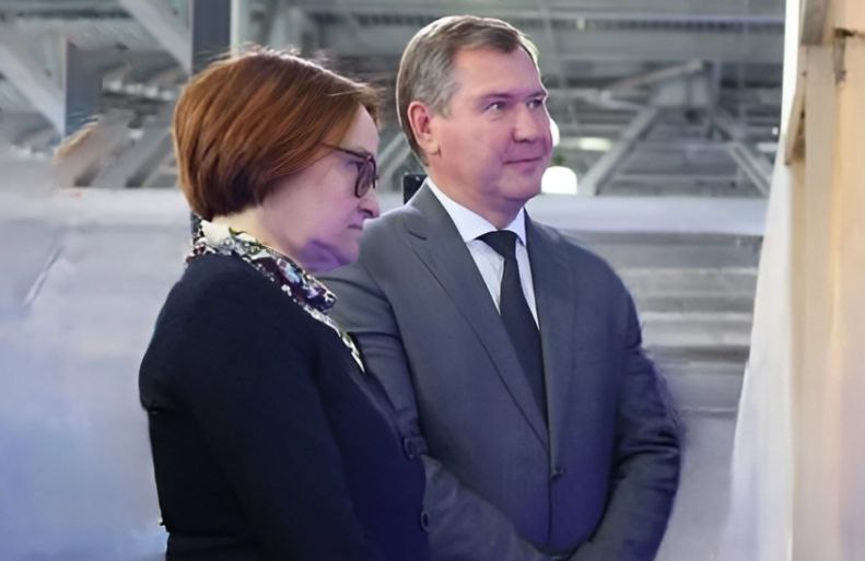 Председатель Банка России провела рабочую встречу с главой страховых союзов Эльвира Набиуллина и Евгений Уфимцев обсудили развитие страхового рынка на ближайшие три года Среди главных задач которые предстоит решить повышение клиентской ценности страхового продукта это будет касаться всех ключевых видов страхования ℹ Во время рабочей встречи особое внимание уделили роли саморегулирования когда отрасль сама определяет стандарты и им следует У Банка России и Всероссийского союза страховщиков ВСС есть позитивный опыт сотрудничества и внедрения таких стандартов на страховом рынке недавний пример стандарт по ипотечному страхованию  Также речь шла о возможностях развития медицинского страхования страхования жизни и усовершенствования ОСАГО Эльвира Набиуллина и Евгений Уфимцев отдельно обсудили итоги 2024 года на фоне значимого роста финансовых показателей отмечено резкое снижение количества жалоб имидж страховой отрасли улучшается   У страхового сообщества есть четкая стратегия развития на среднесрочную перспективу ее реализация позволит одновременно и развивать рынок и делать страхование более удобным и полезным для потребителя прокомментировал итоги встречи президент ВСС РСА и НССО Евгений Уфимцев