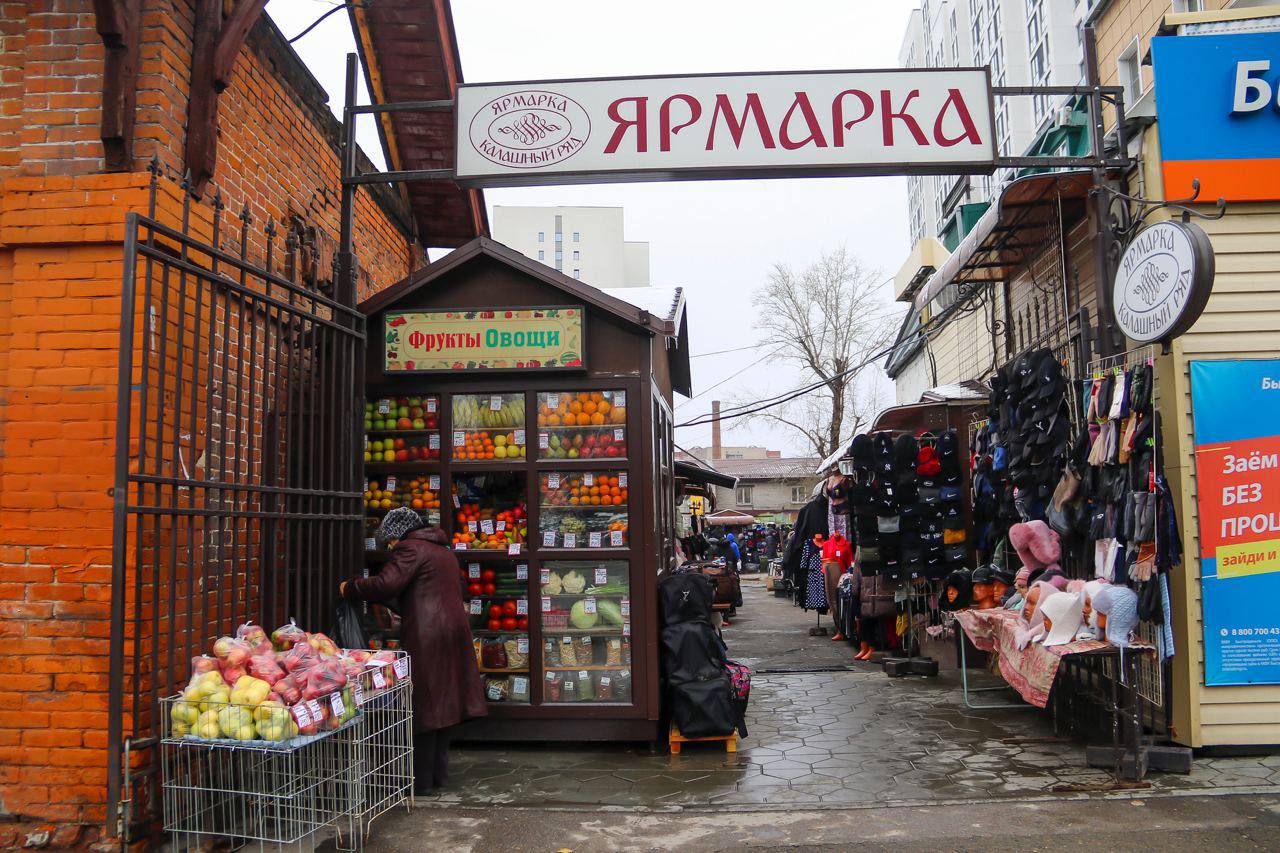 Территория вокруг двух вокзалов Барнаула окультуривается, но местами там еще царит "дух 90-х".  Уличная торговля здесь соседствует с памятниками архитектуры и новым ЖК. Один из проектировщиков построенного ЖК "Локомотив" Александр Деринг считает, что комплекс должен оправдать свое название в части ускорения развития территории.  Появление новостройки улучшило эстетический вид среды, но обострило транспортную проблему, убежден директор барнаульского автовокзала Алексей Богданов. Все это накладывается на неопределенную судьбу парковки на привокзальной площади. До 27 ноября проектная организация должна подготовить схему движения и стоянки транспорта для дальнейшего утверждения властями.  Амбициозный проект реконструкции привокзальной площади, реализацию которого ранее оценили в 400 млн рублей, все еще остается лишь на "картинках": как пояснили в мэрии, все "споткнулось" о реконструкцию здания железнодорожного вокзала, которую, в свою очередь, тоже поставили на паузу.