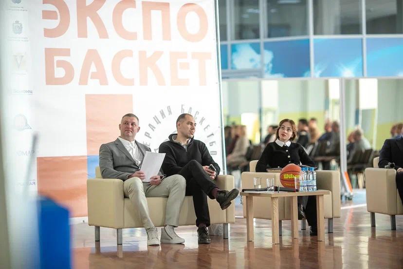 В Великом Новгороде 14 15 ноября 2025 состоится деловая конференция Экспо Баскет Новгородская область 2025 посвященная развитию баскетбольной отрасли региона и Северо Западного федерального округа Мероприятие соберет представителей органов государственной власти Федерации баскетбола спортивных комитетов школ клубов и команд а также тренеров судей и специалистов занимающихся развитием баскетбола В течение двух дней участники обсудят актуальные вопросы отраслевого развития перспективы сотрудничества и эффективные управленческие практики Среди спикеров конференции выступят представители Российской Федерации баскетбола региональных министерств спорта и образования комитета по внутренней политике Новгородского государственного университета имени Ярослава Мудрого Программа включает панельные дискуссии с участием руководителей министерств и профильных учреждений представителей всероссийских детско юношеских баскетбольных лиг ЛокоБаскет КЭС Баскет АСБ МЛБЛ а также авторитетных судей всероссийского и международного уровня На второй день 15 ноября пройдут семинары для тренеров и судей направленные на повышение их квалификации Мероприятие проходит 14 15 ноября 2025 года с 10 00 в Великом Новгороде на площадке Ледовой Арены ул Космонавтов д 32 2 й этаж конференц зал БаскетбольноеВече
