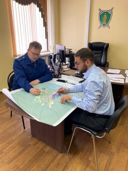 Одиннадцать многодетных семей на Севере Камчатки оставили без земли В Олюторском районе Камчатки прокуратура выявила массовое нарушение прав одиннадцати семей которые годами не могли получить бесплатную землю положенную им по закону сообщили Камчатка Сегодня в надзорном ведомстве Проверка показала что районная администрация систематически бездействовала мер по утверждению и формированию земельных участков в целях их бесплатного предоставления указанной категории лиц не принимала Чиновники игнорировали федеральные и региональные гарантии для многодетных семей В результате 11 семей официально включенных в реестр на получение земли годами не могли реализовать свое право Ситуация изменилась только после решительного вмешательства прокуратуры После прокурорского вмешательства их права восстановлены муниципалитет утвердил территорию для формирования и распределения земельных участков сообщили в надзорном ведомстве