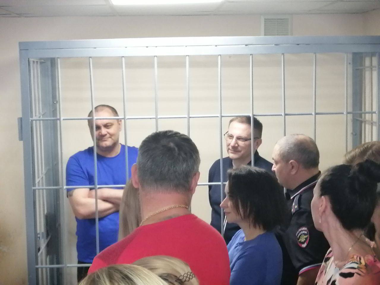 В Самаре экс главу депстроя признали виновным во взяточничестве В пятницу 22 августа судья Промышленного районного суда Самары Надежда Исмаилова огласила приговор бывшему руководителю департамента градостроительства Самары Василию Чернову и его брату начальнику участка ООО СММ Строй Евгению Чернову Экс чиновник был признан виновным только в получении взятки в особо крупном размере ч 6 ст 290 УК РФ Ему назначено наказание в виде пяти лет лишения свободы в колонии строгого режима со штрафом в размере 12 млн руб и запретом на 4 года занимать должности на госслужбе При этом он был оправдан по статье о растрате ч 4 ст 160 УК РФ Евгений Чернов осужден за незаконное приобретение и хранение наркотиков ч 1 ст 228 УК РФ и посредничество во взяточничестве в особо крупном размере Он получил четыре года один месяц колонии строгого режима со штрафом 6 млн руб Следствие установило что с октября по ноябрь 2023 года бывший руководитель департамента градостроительства Самары перечислил 8 млн руб владельцу коммерческого здания Средства были выплачены в качестве компенсации за изъятие имущества для реконструкции дорожной сети Силовики выяснили что до 3 февраля 2024 года глава департамента потребовал от директора ООО взятку в размере 6 млн руб за незаконное завышение компенсации за изъятие автомойки которая принадлежала знакомой взяткодателя 6 февраля родственник взяткодателя передал посреднику Евгению Чернову часть незаконного вознаграждения в размере 500 тыс руб 9 апреля 2024 года была передана оставшаяся часть 10 тыс руб и 5 49 млн руб в виде муляжа На этапе предварительного расследования на имущество обвиняемых наложили арест Василия и Евгения Черновых арестовали kommersant volga