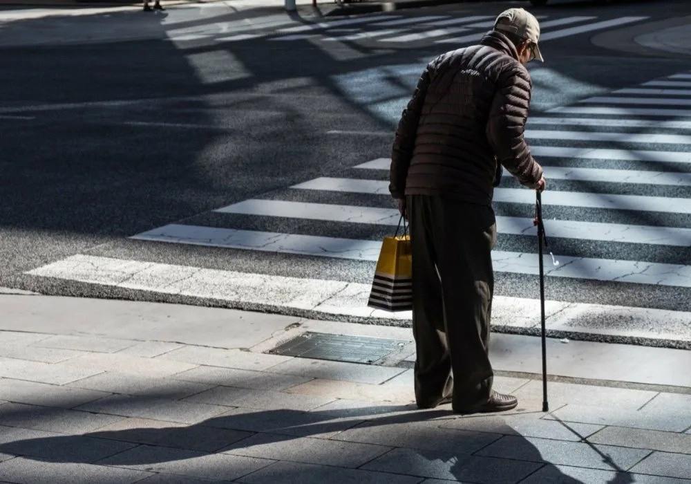 В Херсонской области автоинспекторы помогли 90-летнему мужчине Пожилой житель поселка Геническая Горка неспешно прогуливался, когда ощутил, что у него внезапно подскочило давление. К счастью, в это время его заметили автоинспекторы. Сначала они предположили, что дедушка не решается перейти улицу, но узнав, что он плохо себя чувствует из-за высокого давления, немедленно посадили его в патрульный автомобиль и доставили в больницу. Благодаря оперативности и неравнодушию сотрудников полиции пожилому человеку своевременно оказали медицинскую помощь. После этого инспекторы отвезли пенсионера обратно домой. Подпишись, Правда за нами