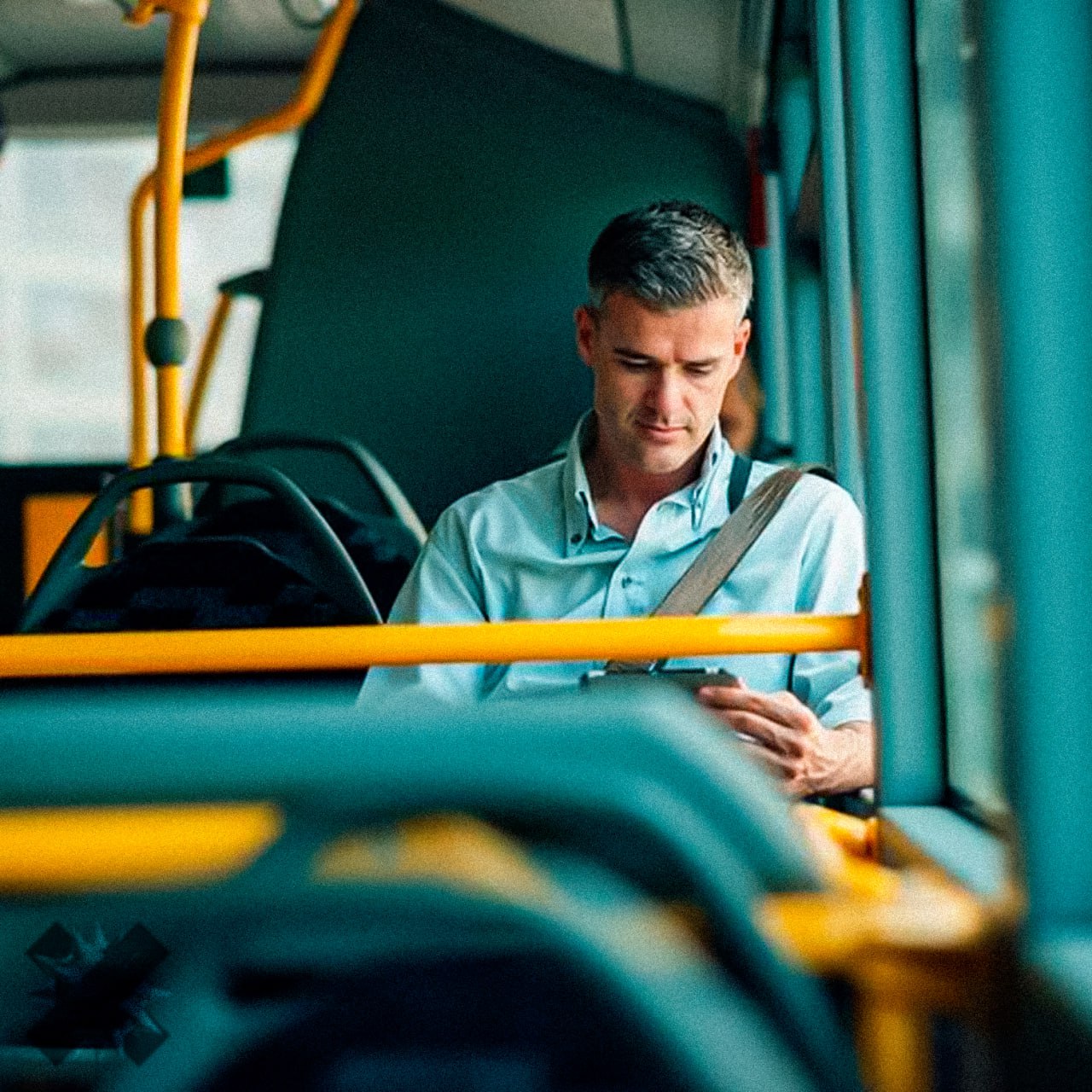 Поездки на работу реально давят на психику Мужчины которые тратят на дорогу больше 30 минут чаще испытывают стресс и в среднем зарабатывают меньше У женщин длительные поездки прямого вреда не наносят но гибридный график делает их счастливее и повышает доход примерно на 15 гибридка реально спасает какой умникум придумал офис с 9 до 18 увольняюсь НМШ