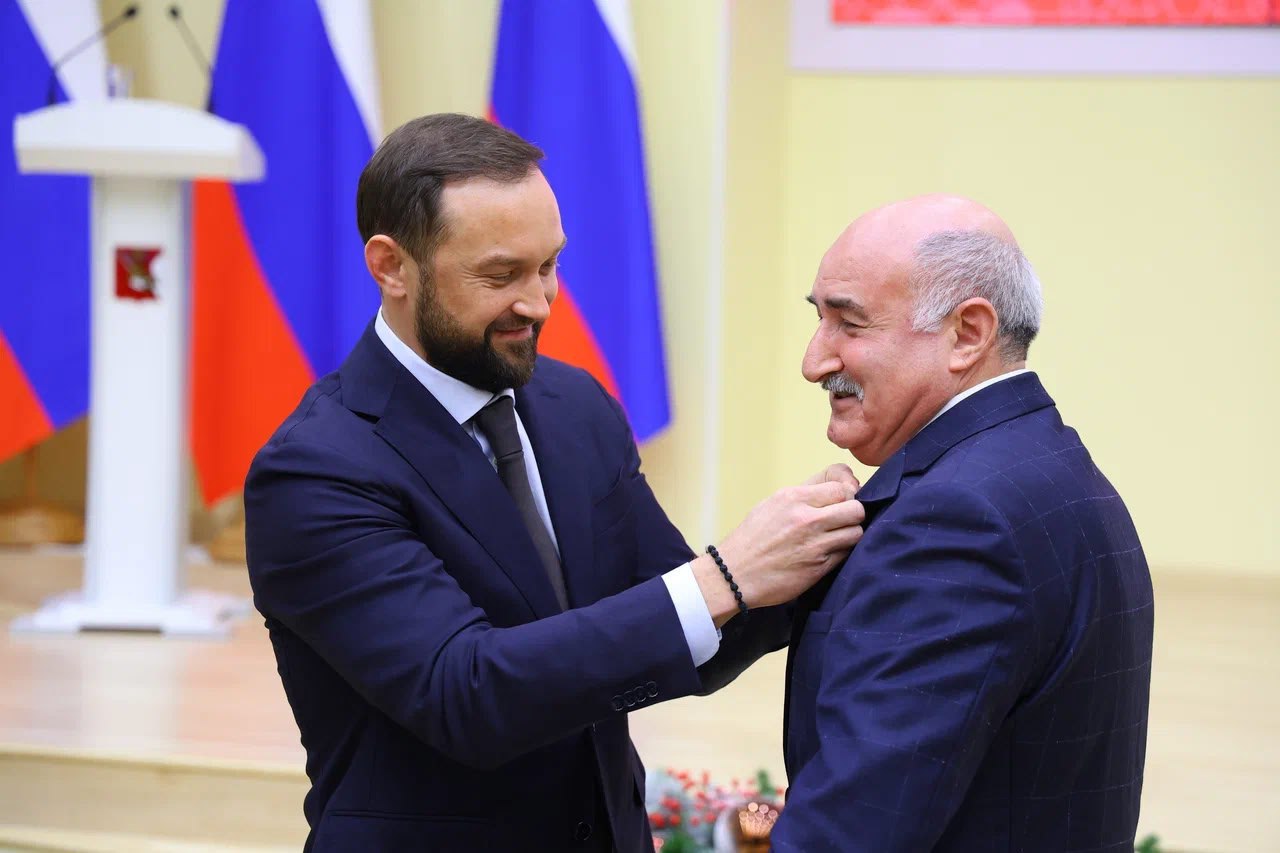 На Вологодчине выявили лучшие практики малого и среднего предпринимательства В Вологде подвели итоги регионального конкурса Сильная экономика сильная Вологодчина инициированного губернатором Георгием Филимоновым На рассмотрение поступило 89 заявок от предприятий промышленности сельского хозяйства IT сферы торговли туризма и других отраслей В каждом из направлений установили по одному победителю в номинациях Лидер успеха Прорыв года Вклад в развитие Отдельно наградили субъекты МСП в категории Приближая Победу за производство и услуги для спецоперации В их числе ООО Черепаха ООО Профит сервис и ООО Вологодское областное протезное предприятие Всего было отмечено 27 предприятий Подробные результаты конкурса опубликованы по ссылке В Вологодской области сегодня действует 48 тысяч субъектов МСП где работают 221 тысяча человек 41 от всех занятых в экономике региона Их доля в общем обороте области составляет 24 Правительство Вологодской области Telegram MAX