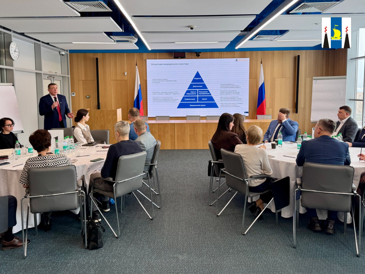 В Сахалинской области продолжается работа по созданию современного медицинского кластера Губернатор Валерий Лимаренко обсудил детали проекта с островными медиками чтобы реализовать инициативу с учетом их опыта и предложений Ключевое направление развитие филиала Тихоокеанского государственного медицинского университета ТГМУ Регион планирует увеличить набор студентов расширить их практику в местных медучреждениях и ежегодно выпускать до 350 врачей К преподаванию будут привлекаться профессора медицинского отделения РАН а программы повышения квалификации для действующих специалистов станут более эффективными В регион будут приезжать опытные хирурги для выполнения плановых операций Наша задача организовать процесс так чтобы сахалинские врачи работали рядом с ними перенимали опыт повышали квалификацию и получали официальное подтверждение новых компетенций Рядом с признанными мастерами будут расти наши кадры и они останутся на острове Это напрямую повысит уровень местной медицины отметил глава региона В области реализуется план по развитию реабилитационной помощи обновляется оборудование а санаторно курортное направление становится частью комплексного подхода к поддержанию здоровья жителей Кроме того развиваются востребованные направления зачастую требующие выезда на материк Мы усиливаем хирургические направления где сегодня видим наибольшую потребность травматолого ортопедическая сердечно сосудистая и пластическая хирургия и другие специалитеты за которыми жители пока вынуждены ездить на материк пояснила министр здравоохранения Сахалинской области Ирина Тухватуллина Ожидается что все эти меры укрепят региональную систему здравоохранения сократят необходимость выезда за пределы области и сделают качественную медицинскую помощь более доступной Подписывайтесь на нас в MAX sakhgov