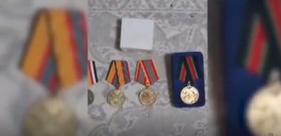 На Ставрополье задержали подозреваемого в краже медалей и ювелирных изделий на общую сумму 350 тысяч рублей Как сообщила в воскресенье официальный представитель МВД России Ирина Волк в полицию обратилась дочь участника специальной военной операции Она рассказала что из их частного дома похищены драгоценности а также несколько наград отца в том числе медали За отвагу За отличие в военной службе Участнику контртеррористической операции на Кавказе Полицейские установили что к преступлению может быть причастен мужчина который помогал семье по хозяйству Подозреваемый сознался в грабеже и указал место где хранил похищенное Награды и ювелирные изделия он закопал в сарае на территории своего дома В ближайшее время они будут возвращены потерпевшей Возбуждены уголовные дела по двум статьям УК РФ ГТРК Ставрополье Читайте нас в MAX