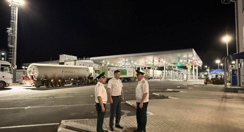 Фактическая пропускная способность МАПП Верхний Ларс составляет в среднем 1 042 фуры в сутки  1 машина в минуту  и 2 416 единиц легкового и пассажирского транспорта  около 2-х машин в минуту   Начальник СКТУ Николай Дзугаев проинспектировал работу таможенных постов СКФО. Особое внимание было уделено вопросам повышения пропускной способности, развитию межведомственного взаимодействия и обеспечению бесперебойного движения грузового транспорта.  В настоящее время пропуск грузовых транспортных средств затрудняется сезонным увеличением потока физических лиц, следующих на легковых и пассажирских транспортных средствах  - отметил начальник СКТУ в ходе проверки МАПП Верхний Ларс.  По итогам визита начальник Управления поручил принять меры по оптимизации работы пункта пропуска в условиях повышенной нагрузки.  В Дагестане и Северной Осетии Николай Дзугаев провел рабочие встречи с представителями СВХ, где обсудил готовность к соблюдению с 25 августа 2025 года новых требований к их обустройству и оснащению.