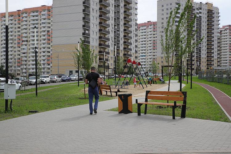 Юрий Слюсарь в Ростовской области требуется осветить 850 км улиц и дорог Порядка 850 километров улиц и дорог требуется осветить в Ростовской области Порядка 300 из них находится в Таганроге Такие цифры привел врио губернатора Юрий Слюсарь во время пресс конференции 28 августа отвечая на вопрос журналиста из Багаевского района Реализация такого масштабного проекта требует значительных ресурсов отметил руководитель региона Он также подчеркнул что существует множество сложностей связанных с определением принадлежности столбов освещения и имущества расположенного на них а потому потребуется тесное взаимодействие с Донэнерго и другими организациями Глава региона подчеркнул что улучшение освещения улиц вопрос безопасности и комфорта жителей Игнорировать проблему нельзя ведь освещённые улицы способствуют не только безопасности но и более комфортным условиям передвижения К примеру парк Лога в Каменском районе где отсутствуют тротуары неосвященные дороги находятся в плохом состоянии Это опасно для жителей и гостей особенно учитывая интенсивное движение даже зимой Такие ситуации встречаются во многих районах области и требуют срочного решения подчеркнул Слюсарь Что касается хутора Федулова в Багаевском районе где ранее существовали подобные проблемы то вопрос с освещением уже решён Врио губернатора сообщил что из резервного фонда регионального бюджета выделено 27 миллионов рублей на проведение необходимых работ Территория будет освещена в текущем году Подпишись на 1Rnd Написать в редакцию