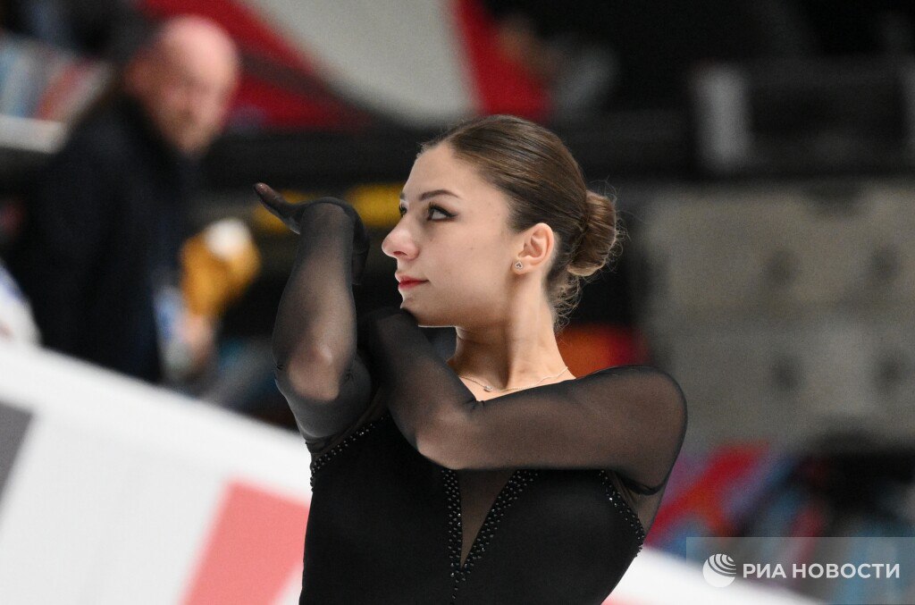 Анна Фролова лидирует после короткой программы на первом этапе Гран-при по фигурному катанию   За свой прокат она получила 77,33 балла. Второй идет Ксения Гущина  68,66 , третьей — Ксения Синицына  65,27 .   Завтра в Магнитогорске девушки представят произвольную программу.   #фигурноекатание