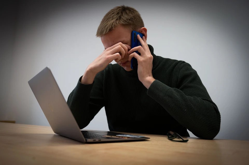 Невидимый вор на Южном Урале суд вынес приговор хакеру похитившему миллионы с помощью чужих номеров Еманжелинский городской суд Челябинской области вынес приговор 33 летнему жителю Челябинска который незаконно использовал чужие sim карты и оформил кредиты на их владельцев на сумму свыше 3 3 миллиона рублей Как установило следствие мужчина обладал навыками в сфере компьютерных технологий Он находил данные об абонентских номерах которые не использовались более полугода подбирал паспортные данные их владельцев и через онлайн банкинг оформлял кредиты Деньги уходили на его счета а владельцы карт даже не догадывались о мошенничестве Суд признал фигуранта виновным по статьям 158 УК РФ кража и 272 УК РФ неправомерный доступ к компьютерной информации и назначил ему наказание в виде 7 лет лишения свободы в исправительной колонии общего режима В пресс службе региональной прокуратуры подчеркнули что решение суда учитывает тяжесть преступления и нанесенный ущерб гражданам