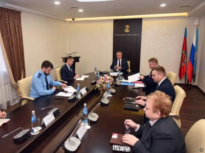 Капитальный ремонт барнаульских школ 60 и 102 начнут в декабре 2025 года Окончание ремонтных работ намечено на август 2026 года К ремонту гимназии 80 приступят в начале следующего года и завершат его в 2027 году Предстоящие работы обсудили на совещании под руководством заместителя главы администрации города по социальной политике Александра Артемова Уроки для учеников школы 60 будут проходить в здании школы 64 Для 110 ребят организуют подвоз маршрут проверен и признан безопасным В школе 102 ремонт пройдёт во втором корпусе поэтому все занятия будут в первом Гибкое расписание поможет равномерно распределить нагрузку на школу Толк