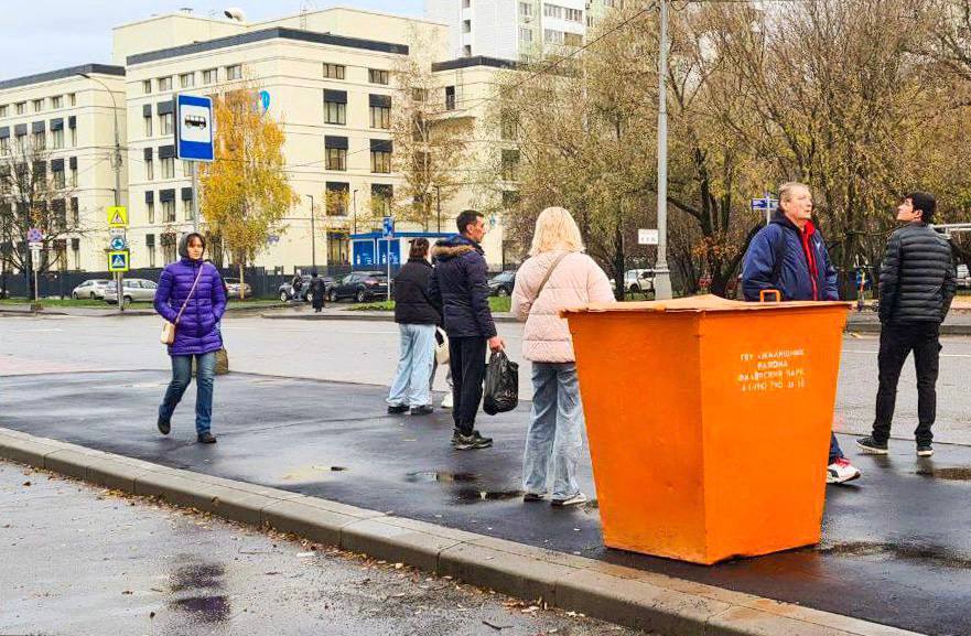 Оранжевые контейнеры с противогололедным материалом установили в столице в преддверии зимы   Это металлические прямоугольные емкости высотой около метра ярко-оранжевого цвета с белыми надписями. Они появились возле остановок общественного транспорта, московских городских вокзалов, подземных переходов, на тротуарах и у социальных объектов. Внутри – щебень размером от двух до пяти миллиметров.  Запас щебня на улицах столицы необходим, чтобы во время непогоды специалисты могли оперативно обрабатывать пешеходные зоны, подходы к остановкам общественного транспорта и объектам соцсферы, площадки торможения общественного транспорта.  Городские службы Москвы готовы к любым изменениям погоды. Специалисты непрерывно следят за состоянием улично-дорожной сети и проводят регламентные работы с учетом погодных условий.   Весь парк столичной коммунальной техники переведен на зимний режим работы.