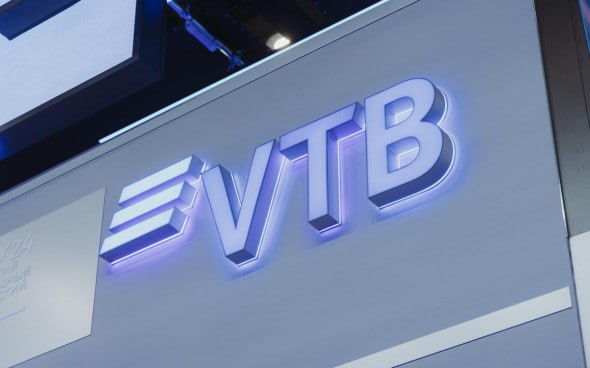 Брокер ВТБ Мои Инвестиции внедрил сервис инвестиционного консультирования на базе искусственного интеллекта который адаптируется под индивидуальный профиль инвестора VTBR Сервис учитывает как финансовые цели так и психологический портрет инвестора от желания защитить сбережения до потребности в динамичной доходности Одно из ключевых преимуществ сервис бережет время и нервы инвесторов а занятым или начинающим инвесторам позволяет эффективно управлять портфелем без необходимости глубоко погружаться в анализ рынка сообщили в пресс службе брокера ИИ на основе ответов человека о себе определяет профиль инвестора консервативный умеренный или агрессивный и предлагает одну из трех стратегий которые рассчитаны на срок инвестирования от года до пяти лет jkinvest news jkinvest